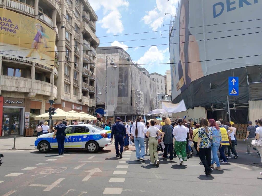Greva din Educație: Profesorii au plecat în marș de la Guvern spre Palatul Parlamentului/ Calea Victoriei, blocată
