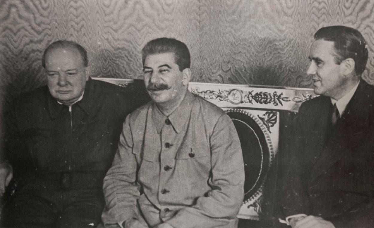 Icoană cu Stalin, vandalizată de o femeie din Georgia. Mii de oameni au cerut să fie pedepsită