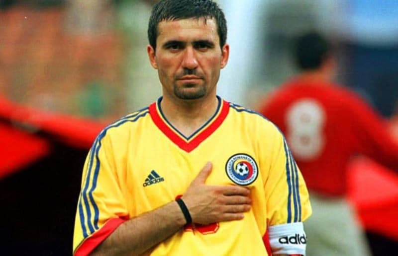 Ilie Bolojan îl decorează pe Gheorghe Hagi cu Ordinul Național „Steaua României''