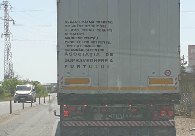 IMAGINEA ZILEI. Ce mesaj au văzut șoferii în trafic, pe spatele unui TIR