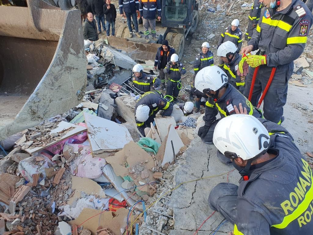 Imagini cu salvatorii români care intervin în Turcia. Acum, încearcă să scoată de sub ruine un adolescent de 16 ani. FOTO&VIDEO