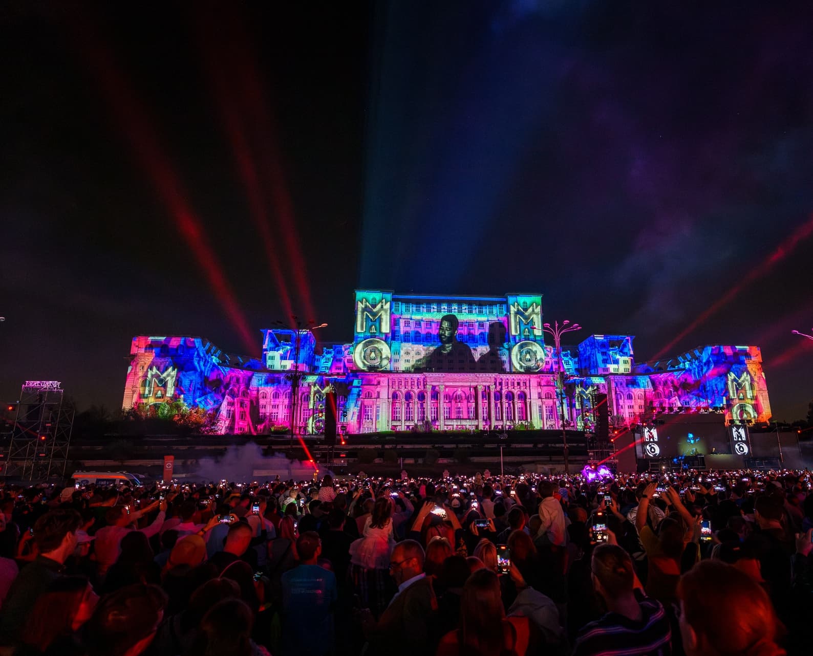 Se întoarce iMapp Bucharest 2025, cel mai mare concurs internațional de video mapping din lume! Fațada Palatului Parlamentului devine operă de artă digitală