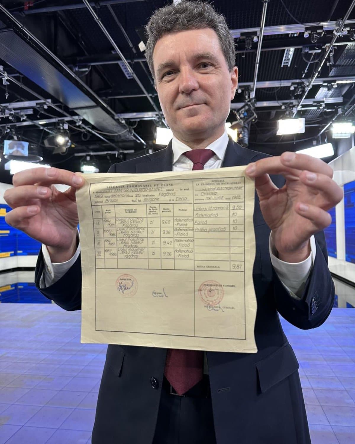 În fața dezinformării, Nicușor Dan alege transparența. Și-a arătat diploma de Bac
