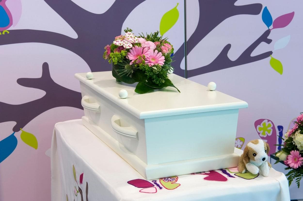 Incident şocant într-un spital. Bebeluş mort, după ce un medic a sărit cu picioarele pe burta unei femei care era în travaliu, în Serbia
