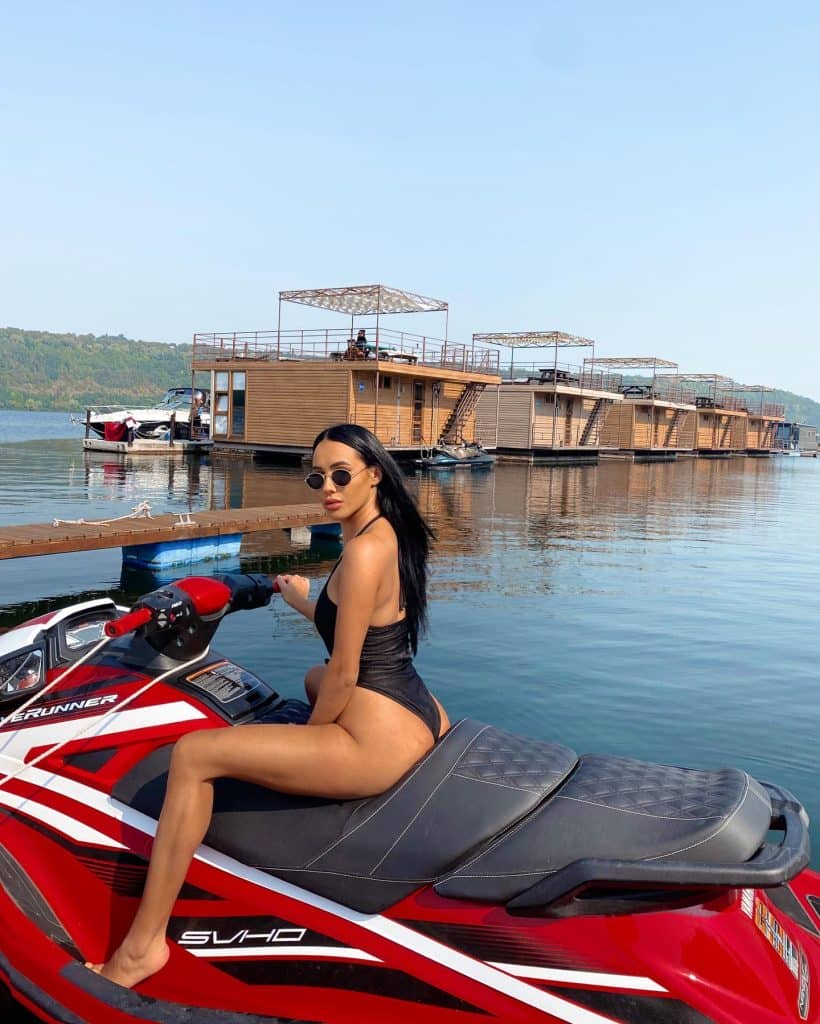 Influenceriță condamnată penal după ce a condus cu permis fals. Românca l-ar fi cumpărat cu 3000 lire sterline