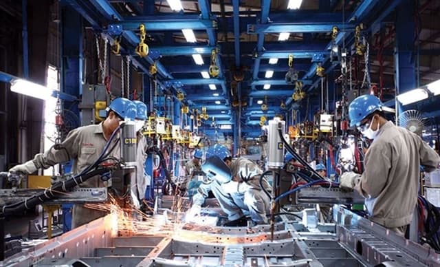 INS: În primele 11 luni din anul 2023, producţia industrială a scăzut ca serie brută cu 4,8%, faţă de aceeaşi perioadă din 2022
