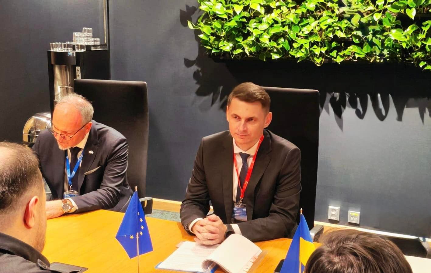 Întâlnirea care pune presiune pe Kiev. România cere respectarea drepturilor minorității române din Ucraina
