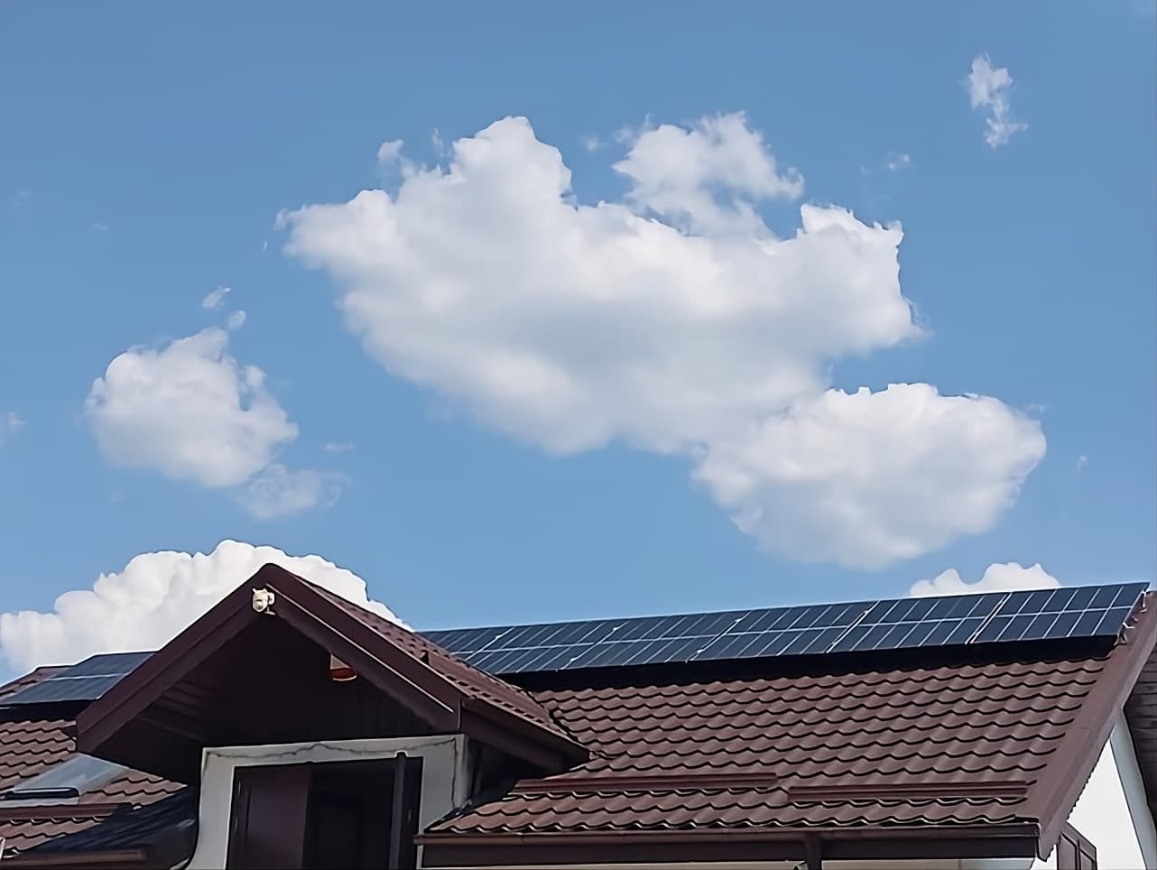 Investiția în panouri fotovoltaice: Cât economisești real și în cât timp îți recuperezi banii în 2026