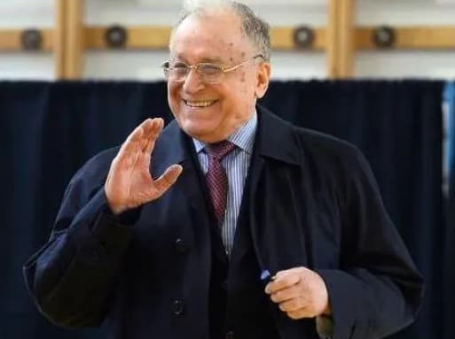 Ion Iliescu rămâne internat la Terapie Intensivă. Doctorii: ”Slăbiciune marcantă” și este ”asistat respirator”