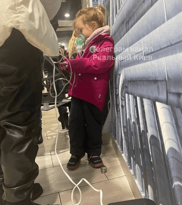 Jumătate dintre locuitorii Kievului încă nu au electricitate. O familie a venit la o benzinărie pentru a conecta la curent inhalatorul de care fetița lor avea nevoie