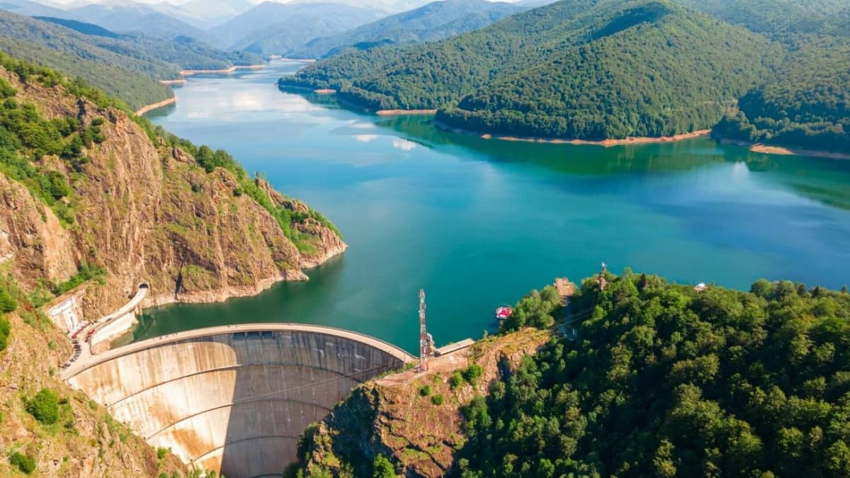 Lacul Vidraru va fi golit parțial începând cu 1 august 2025: operațiune tehnică de amploare, cu impact asupra turismului și comunităților locale