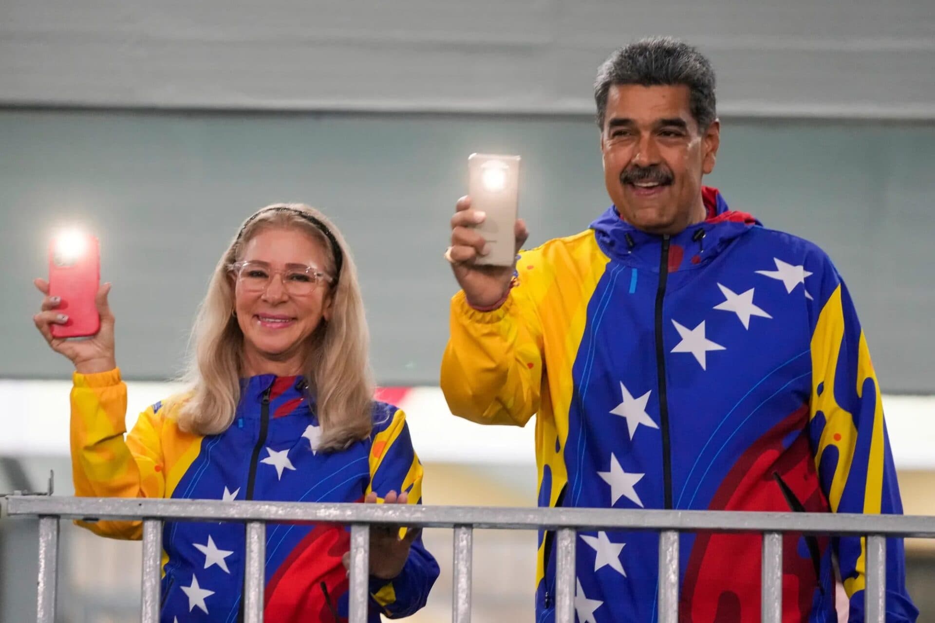 Maduro, luat pe sus din pat, cu tot cu soție, în timp ce dormea