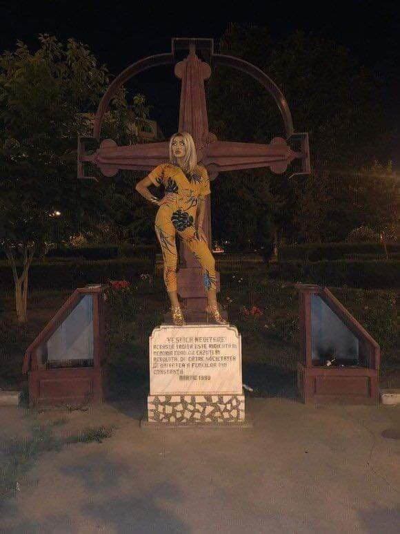 Margherita de la Clejani, călare pe crucea monumentului Eroilor Revoluției ”Este o poză mai veche”