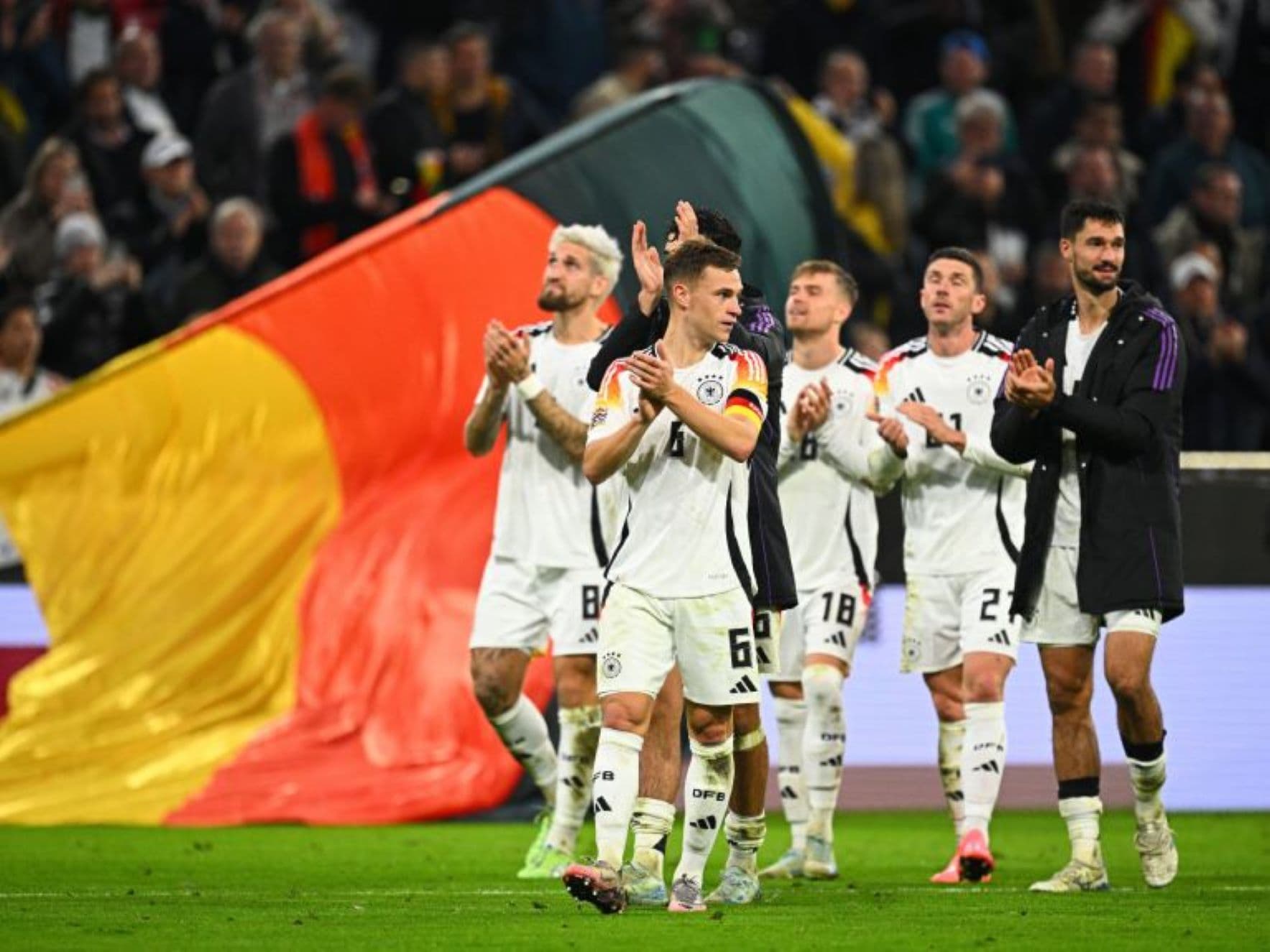 Meciul se mută din cancelarii pe terenul de fotbal