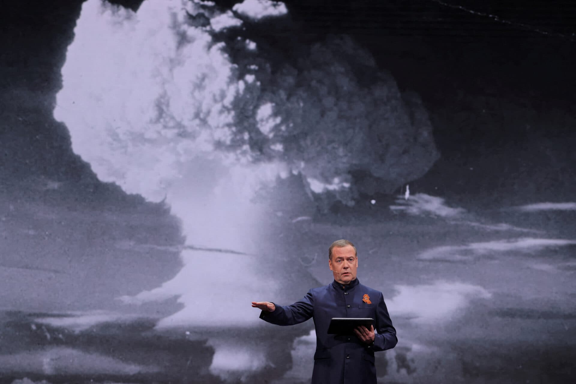 Medvedev reacționează: „Ultimatumul” lui Trump ar putea duce la război cu Rusia