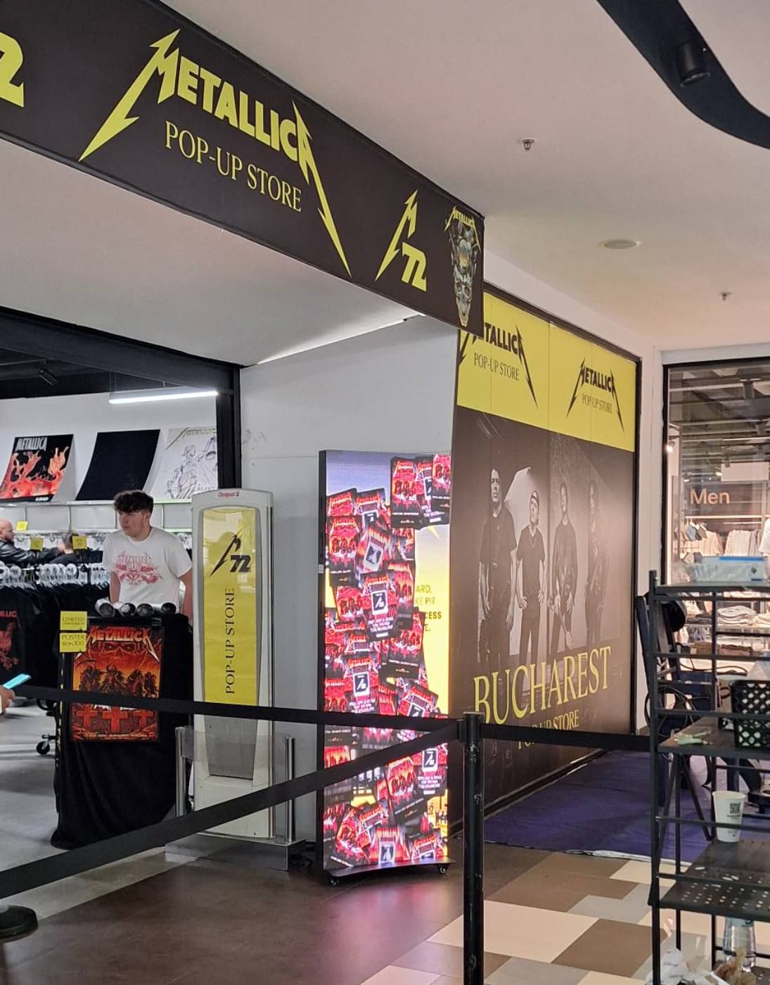 Metallica și-au deschis magazin într-un mall din București. Unde este pop-up shop-ul oficial