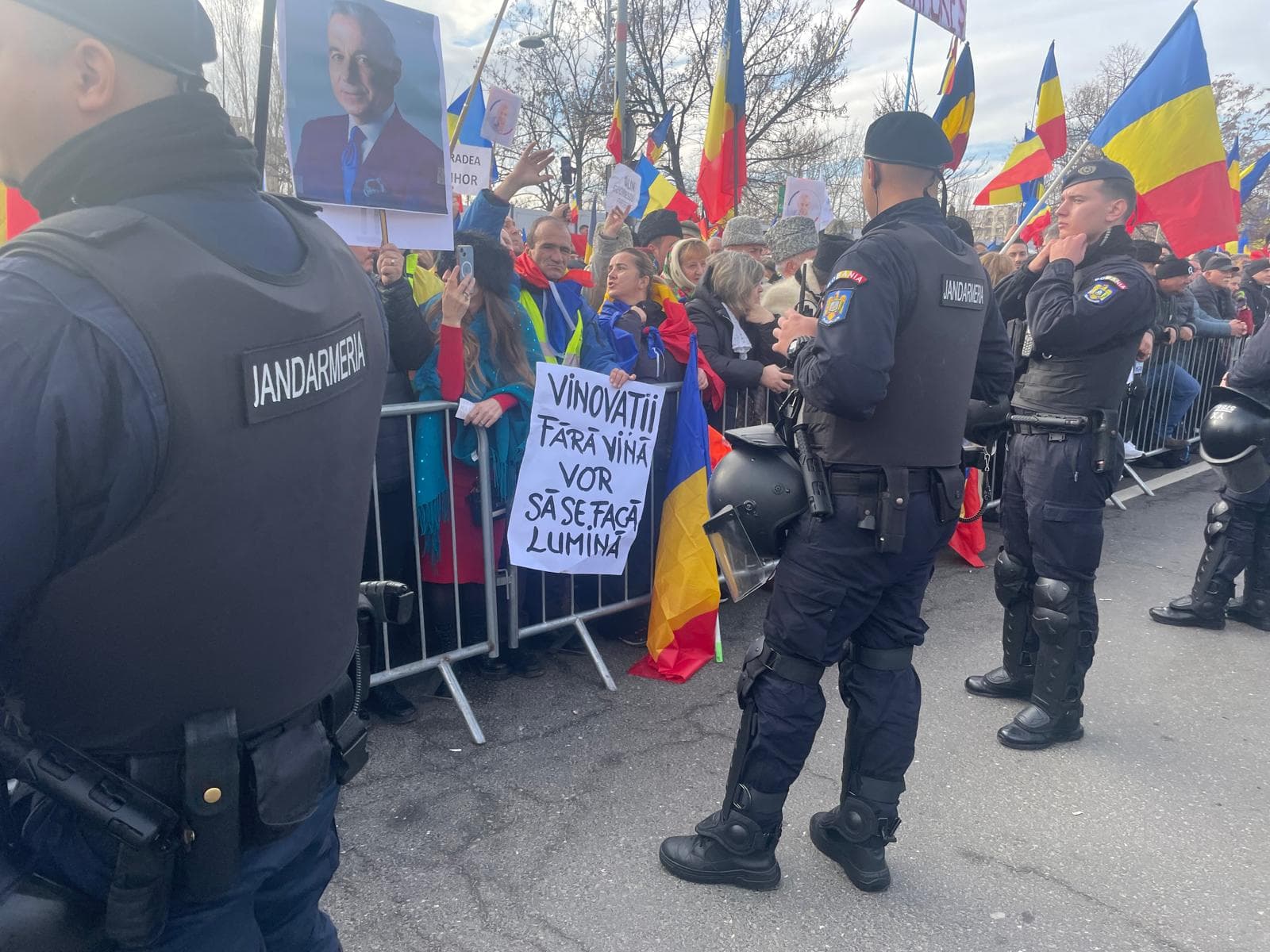 Mii de oameni protestează în fața CCR. Mesaj de ultimă oră transmis de Jandarmerie