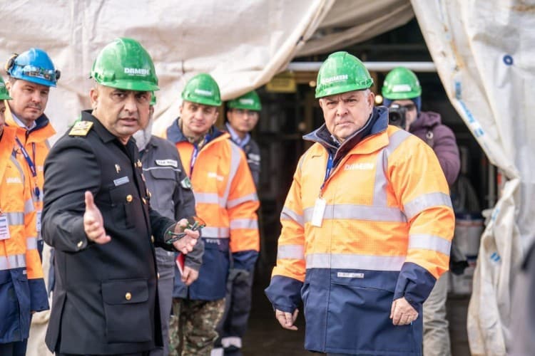 Ministrul Apărării, în vizită la Şantierul Naval Damen Galaţi: Forţele Navale Române au în derulare programe de înzestrare importante care le vor permite să-şi îndeplinească mai eficient misiunile