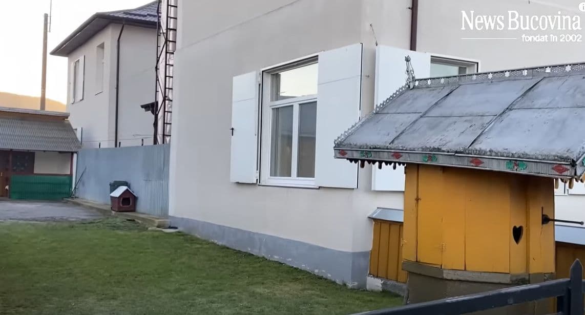 Modernizare de școală „made in România”. Au pus uși la geamuri