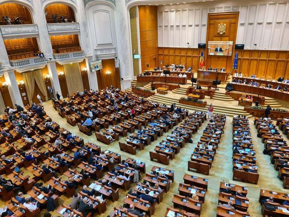 Moțiune de cenzură: Cele patru inițiative ale Opoziției împotriva Guvernului Bolojan, la vot în Parlament