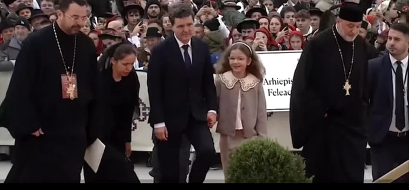 Nicușor Dan, împreună cu familia la slujba de sfințire de la Catedrala Națională. Cum a atras atenția fiul președintelui