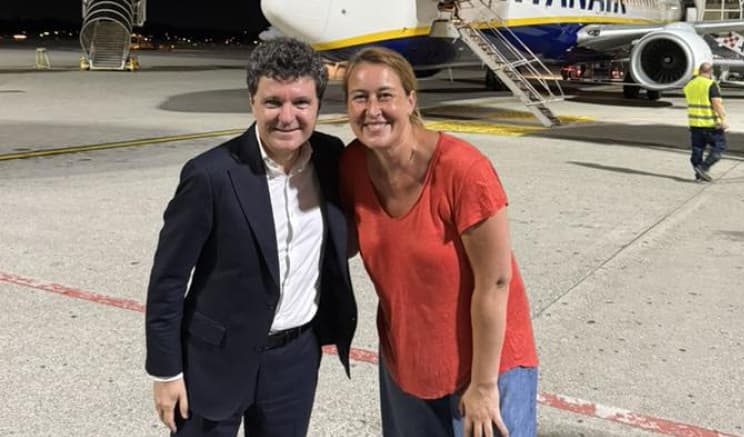 Nicușor Dan, în avion low-cost spre Milano, cu fiica de mână