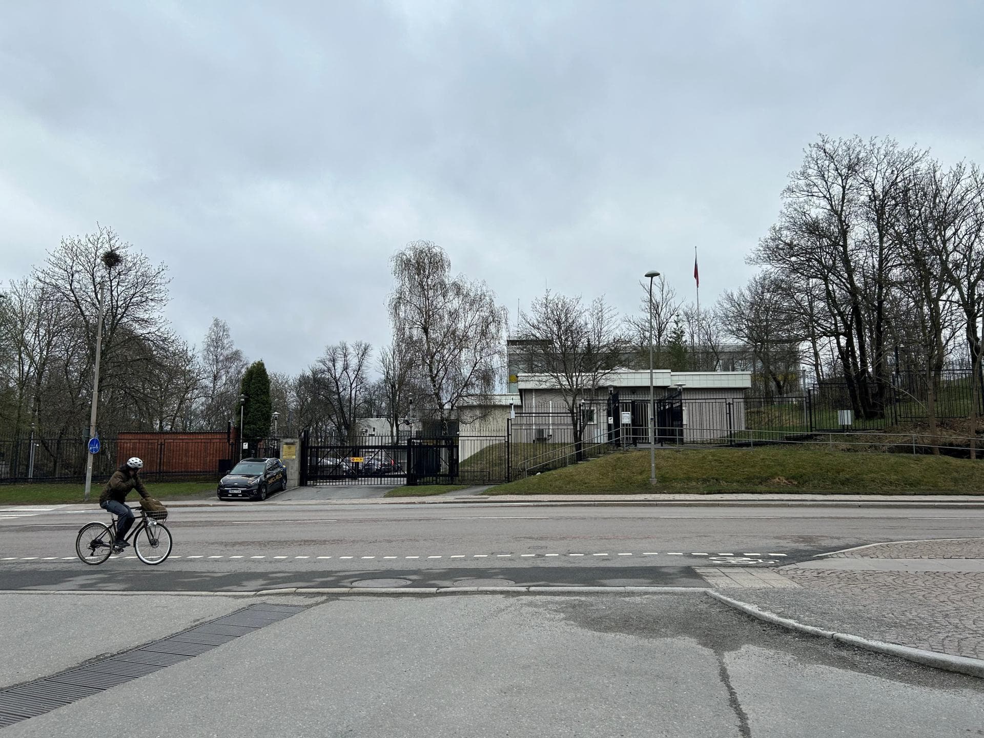 O dronă aruncă vopsea peste ambasada Rusiei din Suedia