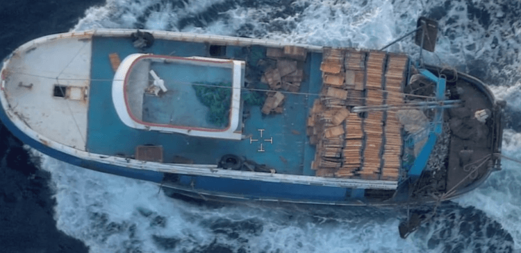 O misiune aeriană FRONTEX a identificat simultan pescuit ilegal, migranți și un risc major de navigație în Mediterana centrală.
