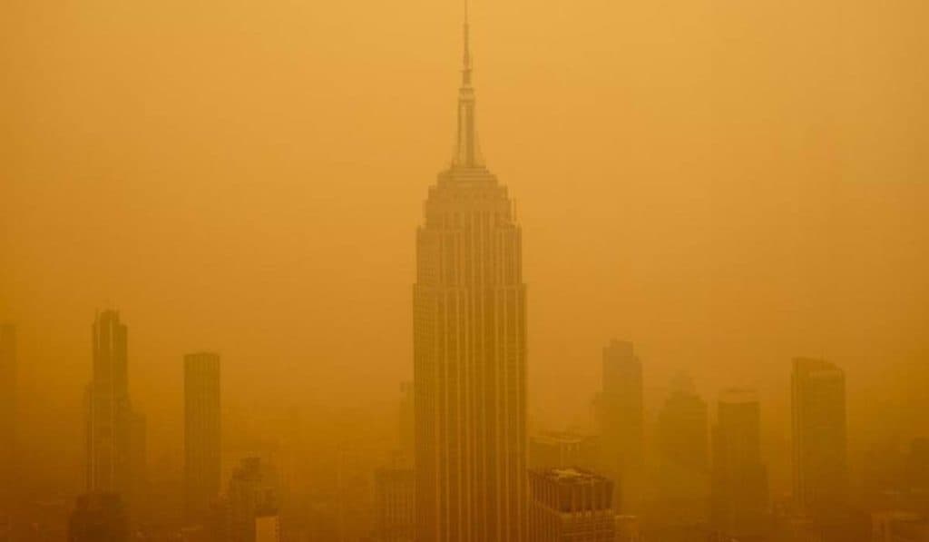 Oamenii din New York poartă din nou masca de protecție, după ce metropola a fost învăluită de o ceață portocalie