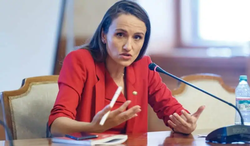 Oana Țoiu solicită Primăriei Tulcea să îndepărteze steagul Rusiei din fața unei clădiri publice