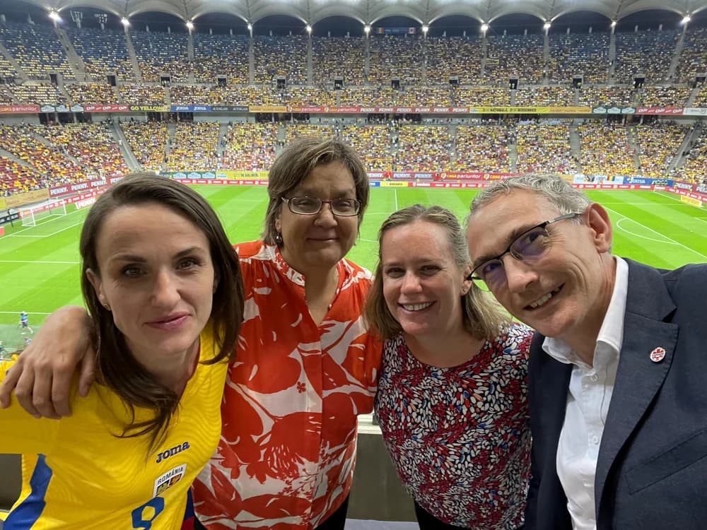 Oana Țoiu surprinsă cu un pahar de bere la meciul România-Canada. Reacții acide din partea opoziției