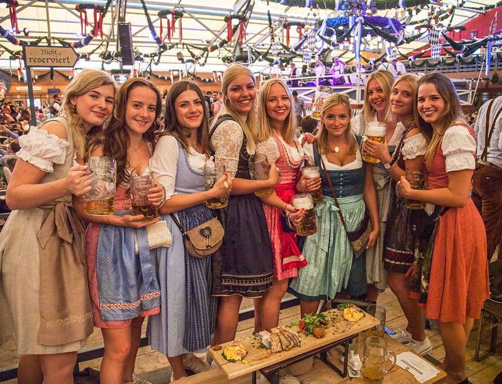 Oktoberfest ajunge și la București, în prima sa ediție oficială. Capitala devine, în octombrie, orașul berii