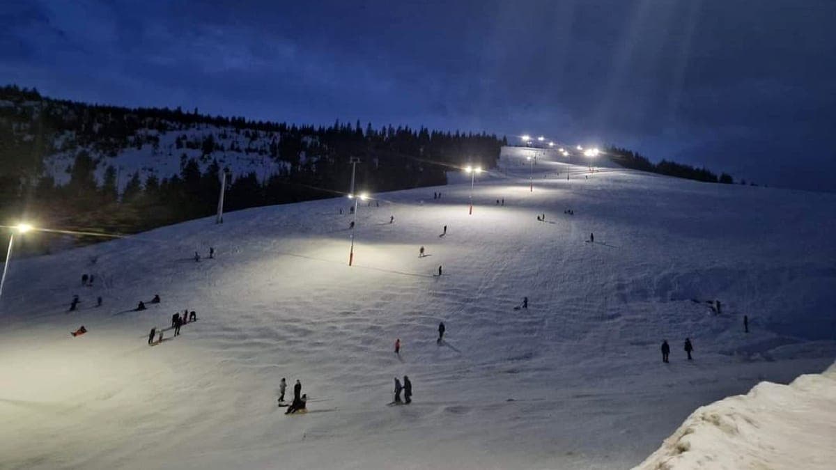 Pană de curent pe pârtia de schi Prislop, mai mulți schiori au rămas blocați în telescaun. Planul roșu de urgență a fost activat