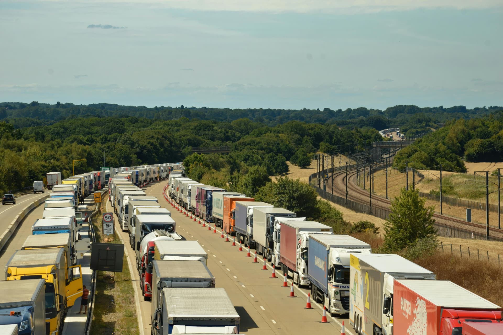 Parlamentul European acordă producătorilor de vehicule grele mai multă flexibilitate pentru respectarea țintei de CO2 din 2030
