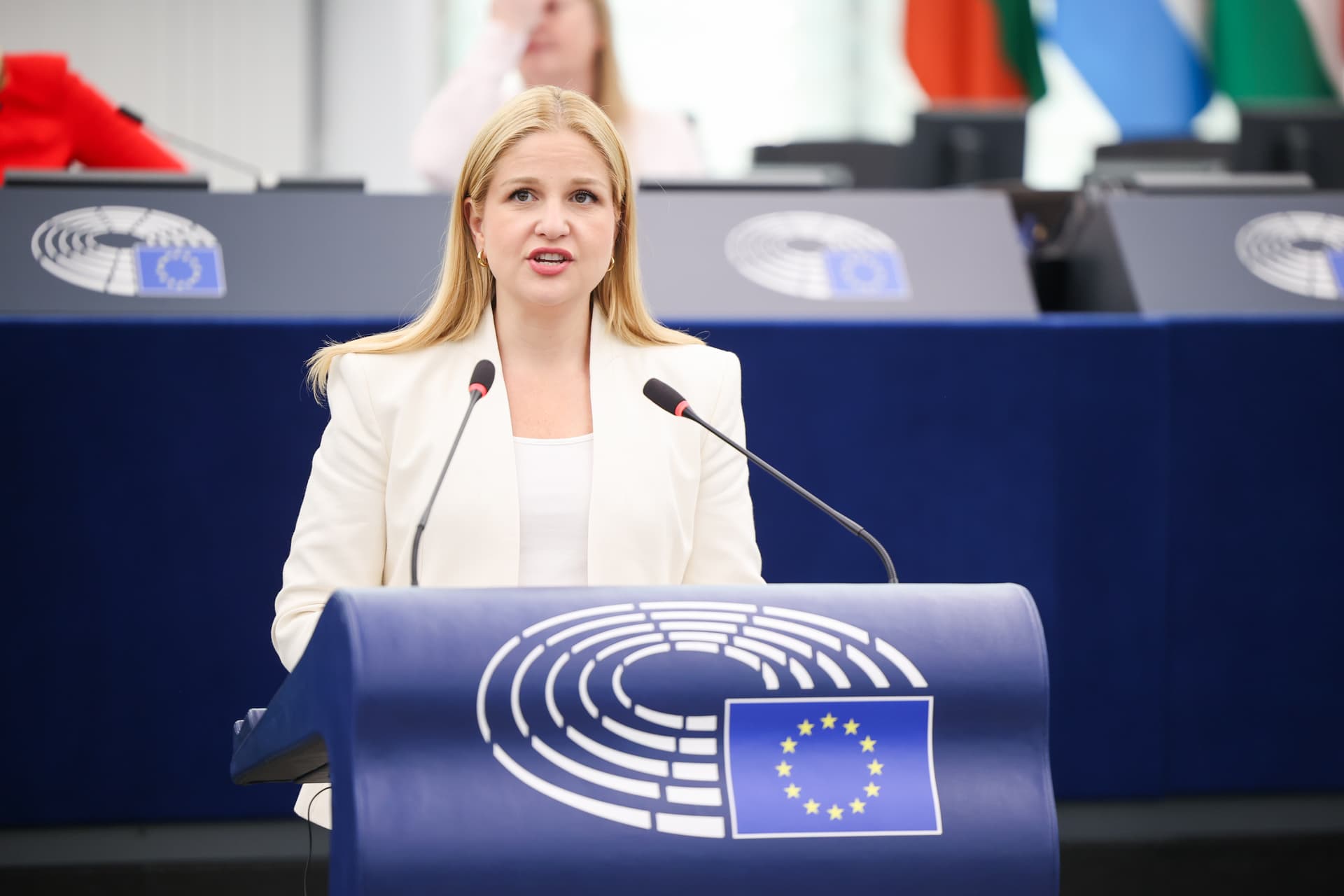 Parlamentul European aprobă amânări în AI Act și interzice aplicațiile de nudificare cu inteligență artificială