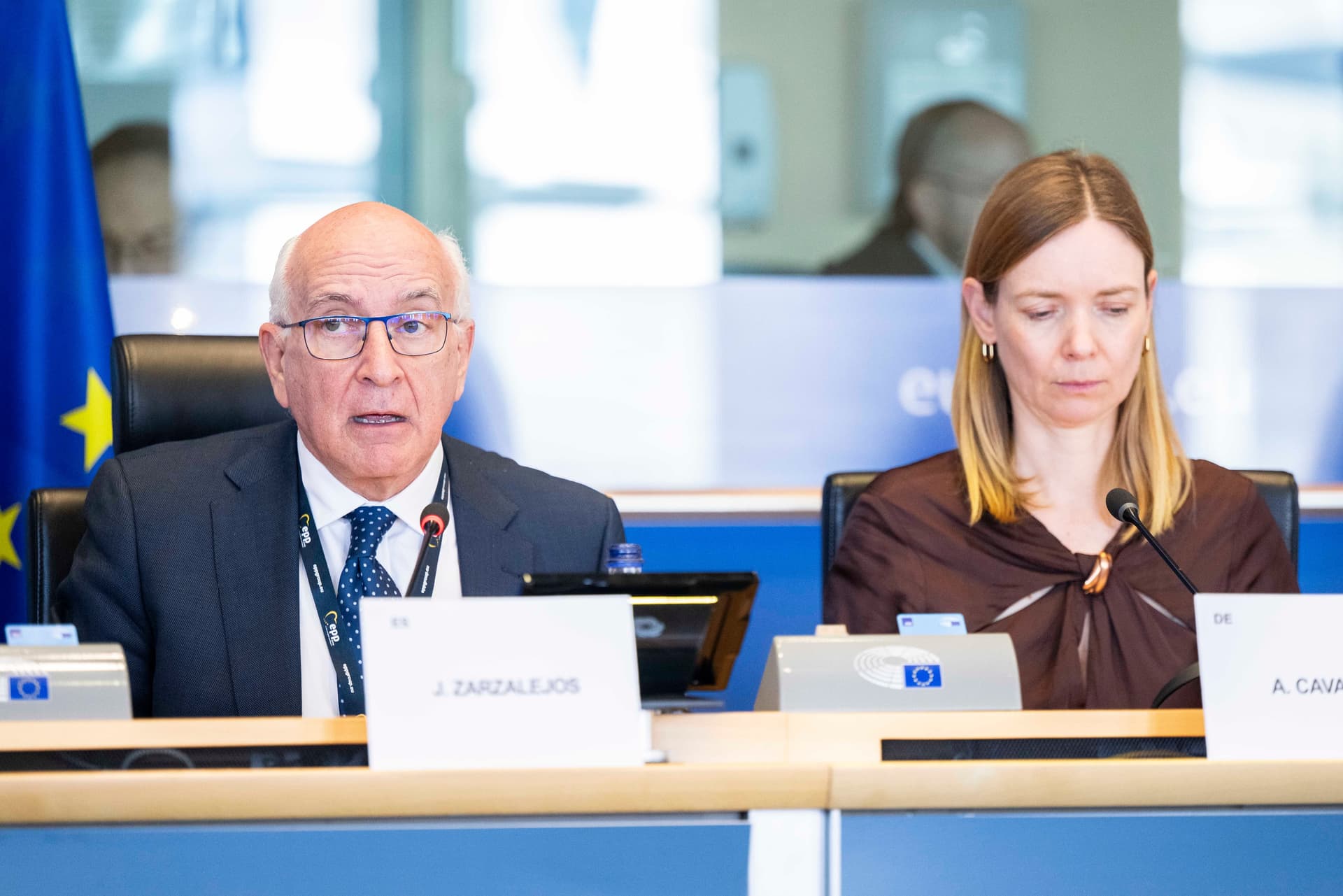 Parlamentul European susține amânarea unor reguli-cheie din AI Act și propune interzicerea aplicațiilor de tip „nudifier”