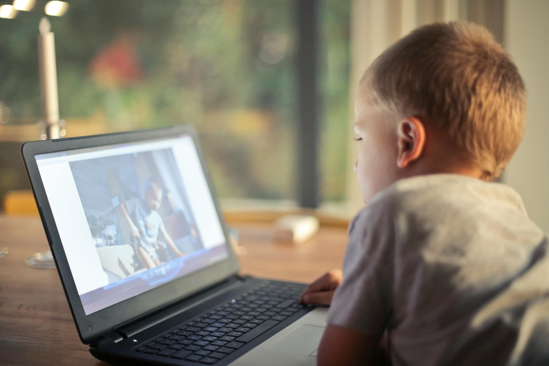 Parlamentul European susține prelungirea până în august 2027 a derogării care permite detectarea voluntară a abuzului sexual online asupra copiilor