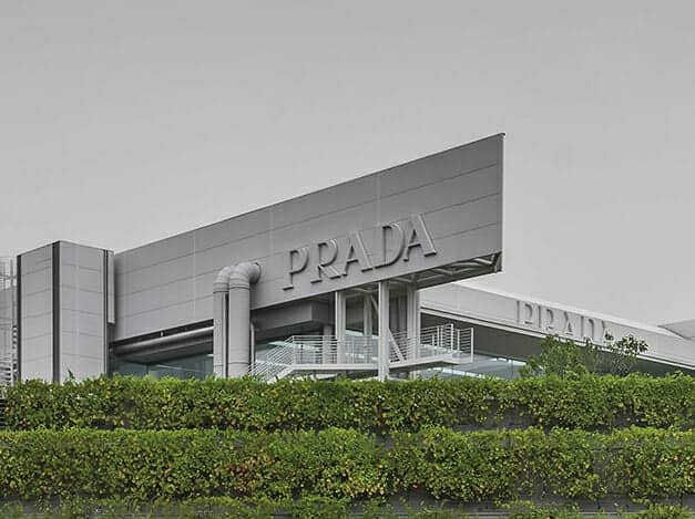 Prada investește 20 de milioane de euro în Sibiu! Avionul iconic al companiei a adus oficialii brandului în România! Ce alte branduri de lux produc în țara noastră