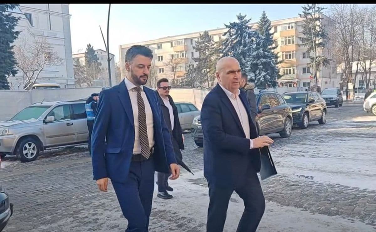 Premierul Ilie Bolojan, huiduit la sosirea la Primăria Botoșani pentru întâlnirea cu primarii