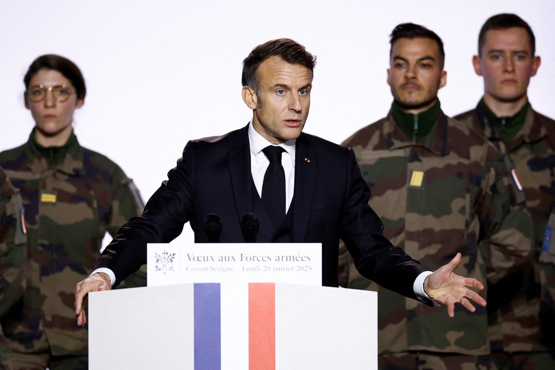 Preşedintele Bolojan şi ministrul de Externe Hurezeanu au obligaţia să obţină un loc la masa discuţiilor de la Paris