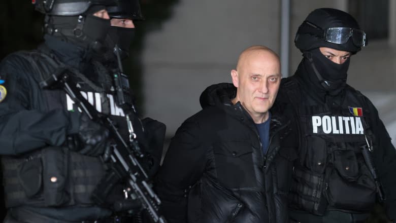Prigojin de România, scos în cătușe din sediul IPJ Prahova și dus la audieri în fața procurorilor