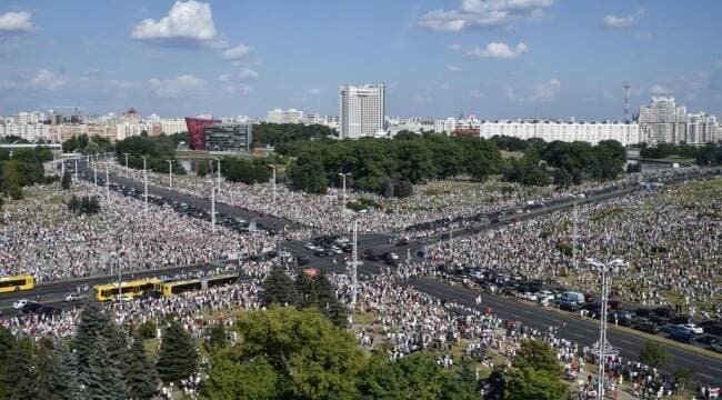 Protest uriaș în Minsk, capitala Bielorusiei. Lukașenko ar putea pierde puterea