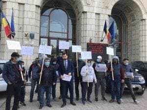 Proteste cu măști de gaze la Ministerul Mediului. Primarul conduce tot