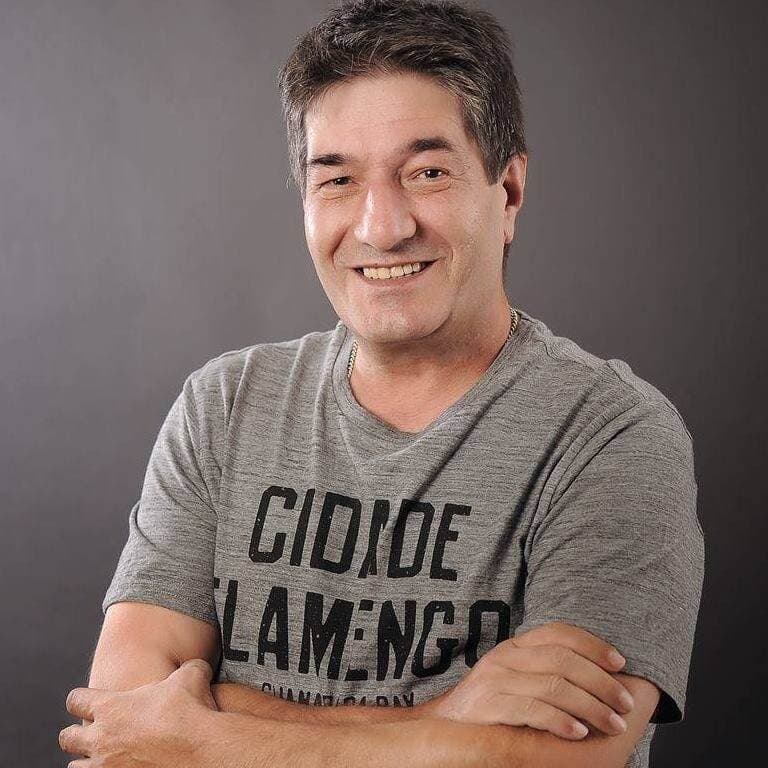 Odinioară printre cele mai bogate vedete din televiziune, Radu Pietreanu își câștigă traiul ca la începuturi, cu chitara în spate. A rămas fără avere dar e mulțumit de viața sa