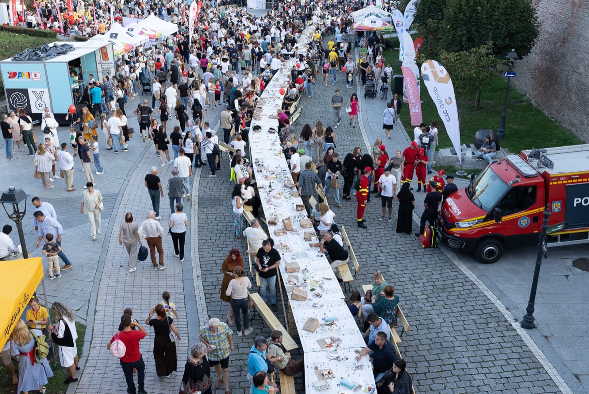 Record mondial pregătit la București -masa care va avea peste 5 kilometri și 20.000 de oameni