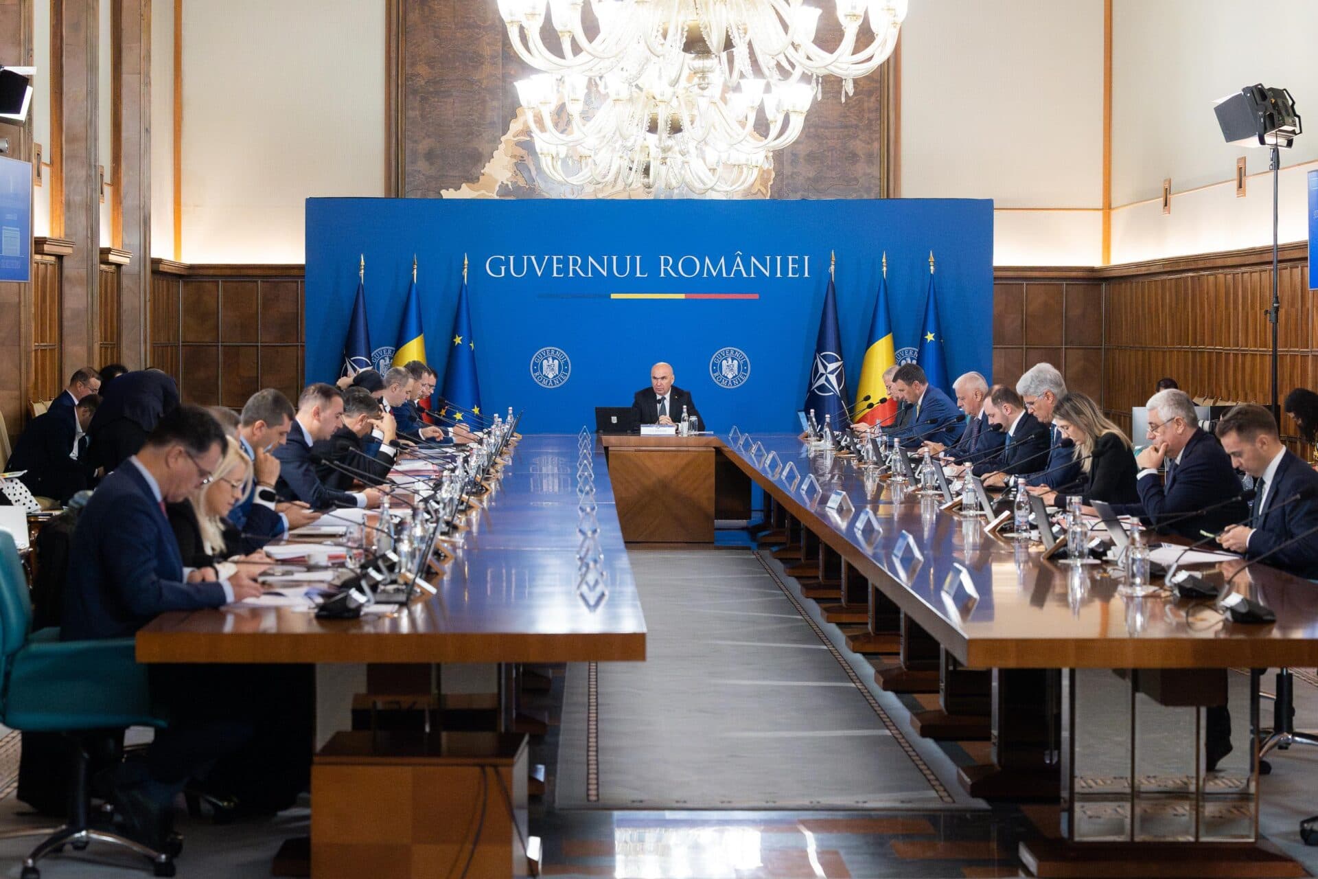 Reforma administraţiei vine cu tăieri de 10% din anvelopa pentru salarii