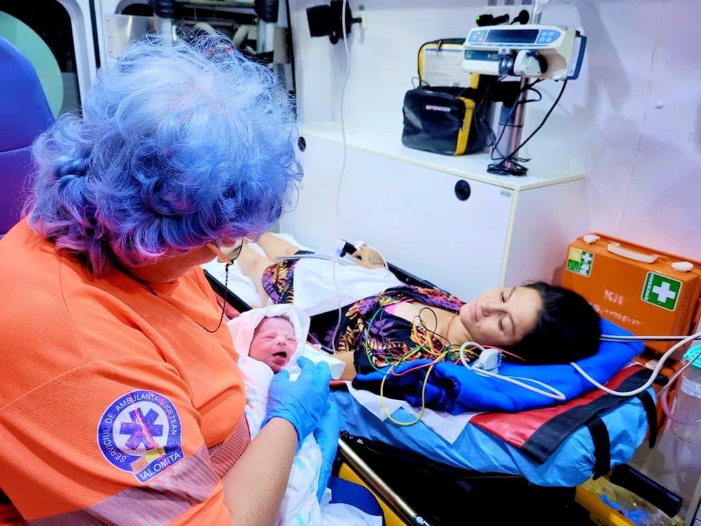 România, 2023. O femeie a născut pe trotuarul din fața Spitalului Municipal Urziceni. Nu a fost primită în unitatea medicală