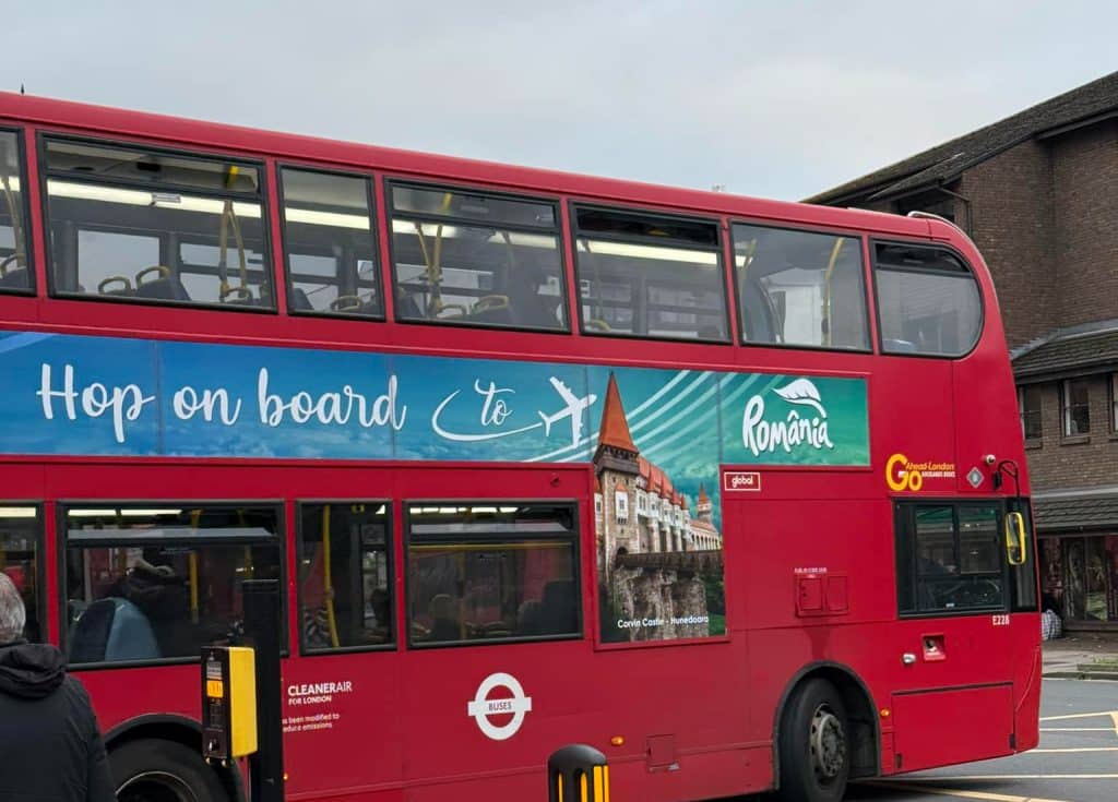 România se promovează pe sute de autobuze în Marea Britanie: „Urcați la bord pentru România!”