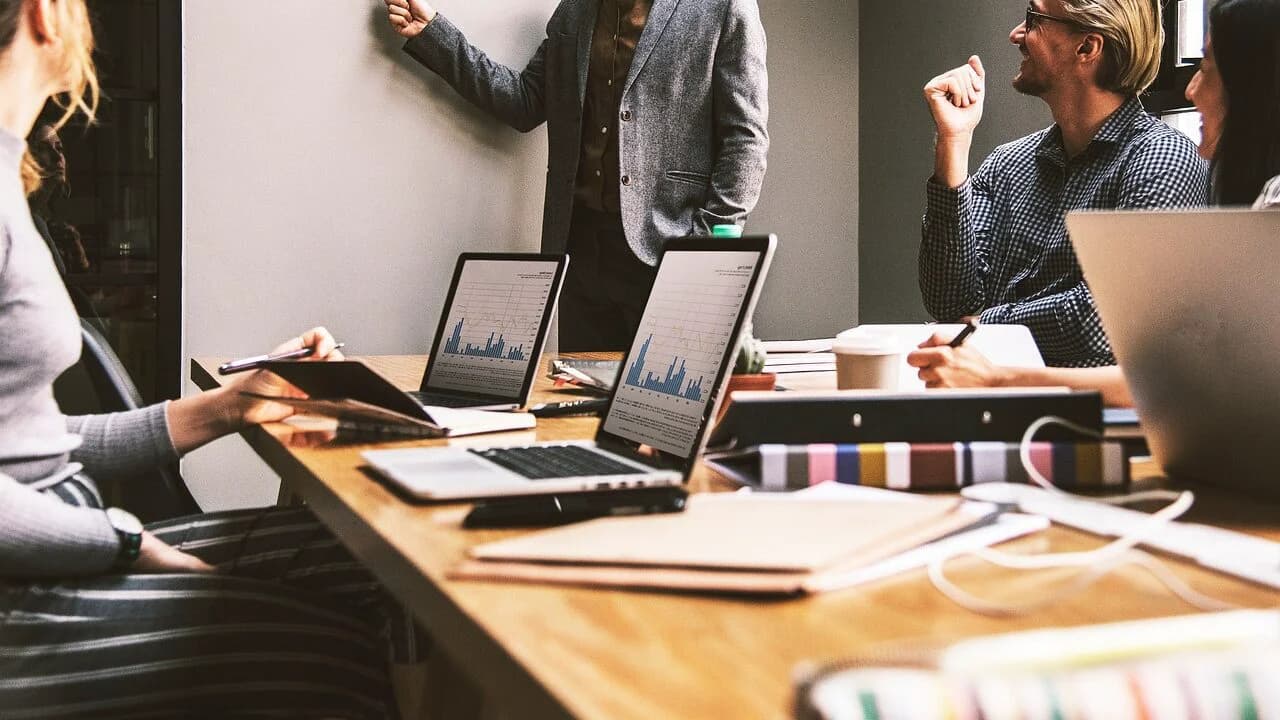 Românii, campioni la productivitate, codași la salarii