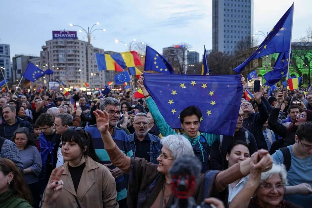Românii ies în stradă de Ziua Europei. Ce se întâmplă astăzi în București